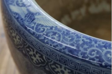 和製アンティーク　希少な特大サイズ!!　直径約55センチ　躍動感ある麒麟(キリン)の図柄が魅力的な瀬戸火鉢(鉢カバー、傘立て、ディスプレイ、金魚鉢、プランター)(R-082996)