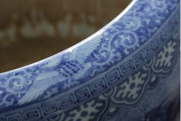 和製アンティーク　希少な特大サイズ!!　直径約55センチ　躍動感ある麒麟(キリン)の図柄が魅力的な瀬戸火鉢(鉢カバー、傘立て、ディスプレイ、金魚鉢、プランター)(R-082996)