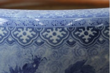和製アンティーク　希少な特大サイズ!!　直径約55センチ　躍動感ある麒麟(キリン)の図柄が魅力的な瀬戸火鉢(鉢カバー、傘立て、ディスプレイ、金魚鉢、プランター)(R-082996)