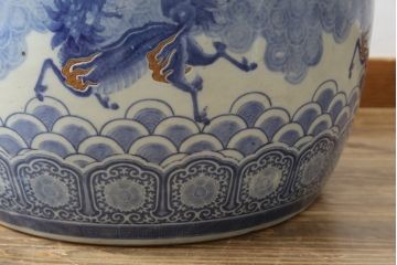 和製アンティーク　希少な特大サイズ!!　直径約55センチ　躍動感ある麒麟(キリン)の図柄が魅力的な瀬戸火鉢(鉢カバー、傘立て、ディスプレイ、金魚鉢、プランター)(R-082996)