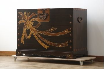 中古　美品　大阪唐木指物　吉田唐木工芸社　寄木細工　象嵌入りの華やかなオリエンタルチェスト(収納箪笥、和タンス、サイドチェスト、ローチェスト、引き出し)(R-083000)