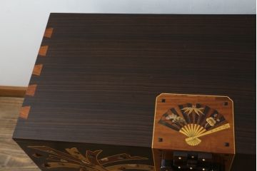 中古　美品　大阪唐木指物　吉田唐木工芸社　寄木細工　象嵌入りの華やかなオリエンタルチェスト(収納箪笥、和タンス、サイドチェスト、ローチェスト、引き出し)(R-083000)
