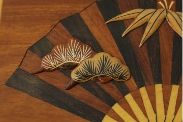 中古　美品　大阪唐木指物　吉田唐木工芸社　寄木細工　象嵌入りの華やかなオリエンタルチェスト(収納箪笥、和タンス、サイドチェスト、ローチェスト、引き出し)(R-083000)