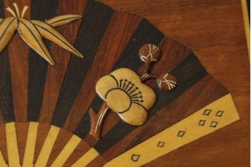 中古　美品　大阪唐木指物　吉田唐木工芸社　寄木細工　象嵌入りの華やかなオリエンタルチェスト(収納箪笥、和タンス、サイドチェスト、ローチェスト、引き出し)(R-083000)