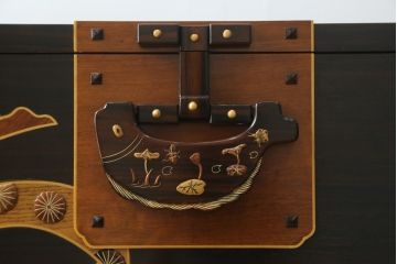 中古　美品　大阪唐木指物　吉田唐木工芸社　寄木細工　象嵌入りの華やかなオリエンタルチェスト(収納箪笥、和タンス、サイドチェスト、ローチェスト、引き出し)(R-083000)