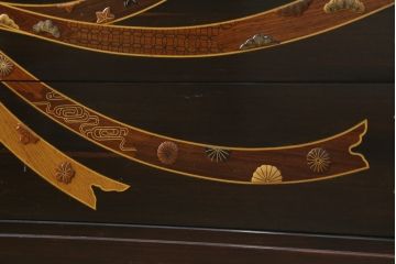 中古　美品　大阪唐木指物　吉田唐木工芸社　寄木細工　象嵌入りの華やかなオリエンタルチェスト(収納箪笥、和タンス、サイドチェスト、ローチェスト、引き出し)(R-083000)