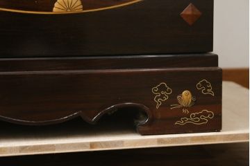 中古　美品　大阪唐木指物　吉田唐木工芸社　寄木細工　象嵌入りの華やかなオリエンタルチェスト(収納箪笥、和タンス、サイドチェスト、ローチェスト、引き出し)(R-083000)