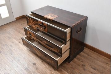 中古　美品　大阪唐木指物　吉田唐木工芸社　寄木細工　象嵌入りの華やかなオリエンタルチェスト(収納箪笥、和タンス、サイドチェスト、ローチェスト、引き出し)(R-083000)