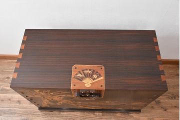 中古　美品　大阪唐木指物　吉田唐木工芸社　寄木細工　象嵌入りの華やかなオリエンタルチェスト(収納箪笥、和タンス、サイドチェスト、ローチェスト、引き出し)(R-083000)