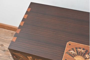 中古　美品　大阪唐木指物　吉田唐木工芸社　寄木細工　象嵌入りの華やかなオリエンタルチェスト(収納箪笥、和タンス、サイドチェスト、ローチェスト、引き出し)(R-083000)