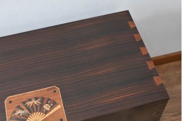 中古　美品　大阪唐木指物　吉田唐木工芸社　寄木細工　象嵌入りの華やかなオリエンタルチェスト(収納箪笥、和タンス、サイドチェスト、ローチェスト、引き出し)(R-083000)
