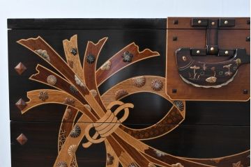 中古　美品　大阪唐木指物　吉田唐木工芸社　寄木細工　象嵌入りの華やかなオリエンタルチェスト(収納箪笥、和タンス、サイドチェスト、ローチェスト、引き出し)(R-083000)