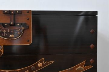 中古　美品　大阪唐木指物　吉田唐木工芸社　寄木細工　象嵌入りの華やかなオリエンタルチェスト(収納箪笥、和タンス、サイドチェスト、ローチェスト、引き出し)(R-083000)