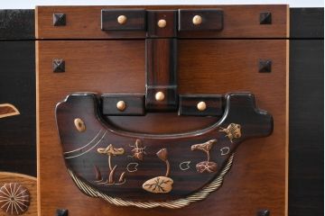 中古　美品　大阪唐木指物　吉田唐木工芸社　寄木細工　象嵌入りの華やかなオリエンタルチェスト(収納箪笥、和タンス、サイドチェスト、ローチェスト、引き出し)(R-083000)