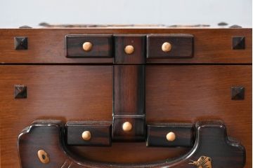 中古　美品　大阪唐木指物　吉田唐木工芸社　寄木細工　象嵌入りの華やかなオリエンタルチェスト(収納箪笥、和タンス、サイドチェスト、ローチェスト、引き出し)(R-083000)