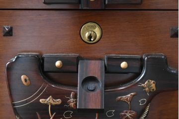 中古　美品　大阪唐木指物　吉田唐木工芸社　寄木細工　象嵌入りの華やかなオリエンタルチェスト(収納箪笥、和タンス、サイドチェスト、ローチェスト、引き出し)(R-083000)