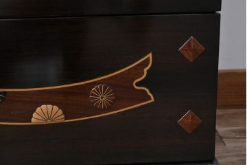 中古　美品　大阪唐木指物　吉田唐木工芸社　寄木細工　象嵌入りの華やかなオリエンタルチェスト(収納箪笥、和タンス、サイドチェスト、ローチェスト、引き出し)(R-083000)