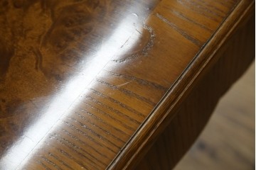 中古　美品　DREXEL HERITAGE(ドレクセルヘリテイジ)　フレンチスタイル　上品でエレガントなバール杢天板のデスク(机、コンソールテーブル)(R-083001)