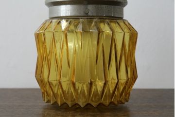 和製ビンテージ　昭和レトロ　温かみのあるアンバーガラスに幾何学カットが煌めく天井照明(ペンダントライト、吊り下げ照明、照明器具、ヴィンテージ)(R-083003)