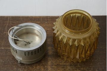 和製ビンテージ　昭和レトロ　温かみのあるアンバーガラスに幾何学カットが煌めく天井照明(ペンダントライト、吊り下げ照明、照明器具、ヴィンテージ)(R-083003)