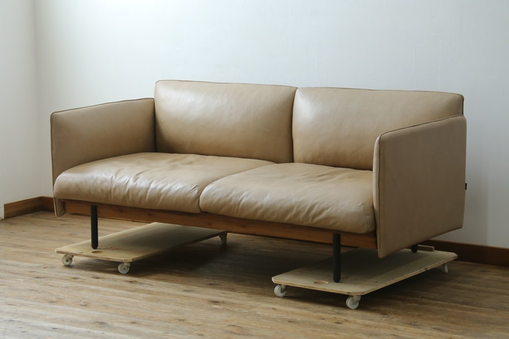 中古　美品!!　ACTUS(アクタス)取り扱い　NATADORA(ナタドラ)　BYRON BAY ソファ　フレームウォールナット　本革　洗練されたデザインが素敵な2.5人掛けソファ　定価約53万円　(R-083008)