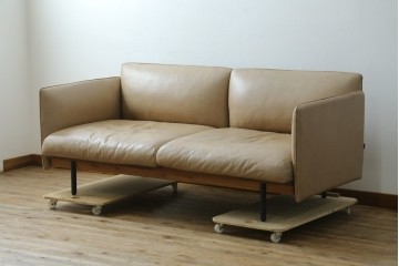 中古　美品!!　ACTUS(アクタス)取り扱い　NATADORA(ナタドラ)　BYRON BAY ソファ　フレームウォールナット　本革　洗練されたデザインが素敵な2.5人掛けソファ　定価約53万円　(R-083008)