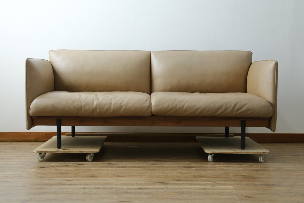 中古　美品!!　ACTUS(アクタス)取り扱い　NATADORA(ナタドラ)　BYRON BAY ソファ　フレームウォールナット　本革　洗練されたデザインが素敵な2.5人掛けソファ　定価約53万円　(R-083008)