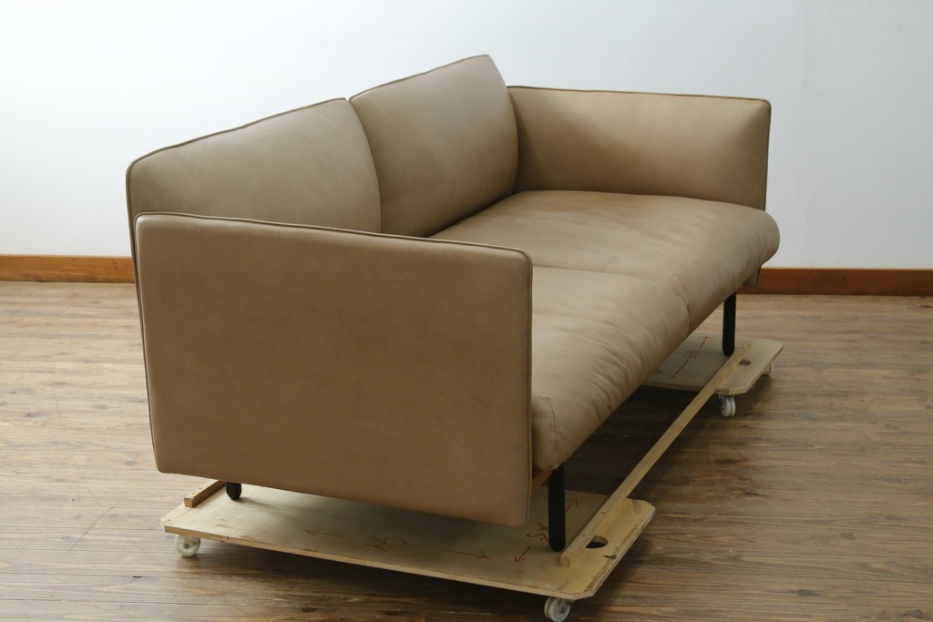 中古　美品!!　ACTUS(アクタス)取り扱い　NATADORA(ナタドラ)　BYRON BAY ソファ　フレームウォールナット　本革　洗練されたデザインが素敵な2.5人掛けソファ　定価約53万円　(R-083008)