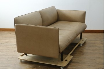 中古　美品!!　ACTUS(アクタス)取り扱い　NATADORA(ナタドラ)　BYRON BAY ソファ　フレームウォールナット　本革　洗練されたデザインが素敵な2.5人掛けソファ　定価約53万円　(R-083008)