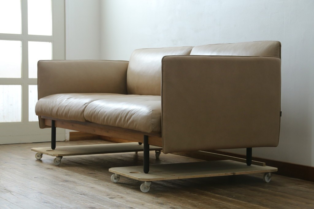 中古　美品!!　ACTUS(アクタス)取り扱い　NATADORA(ナタドラ)　BYRON BAY ソファ　フレームウォールナット　本革　洗練されたデザインが素敵な2.5人掛けソファ　定価約53万円　(R-083008)