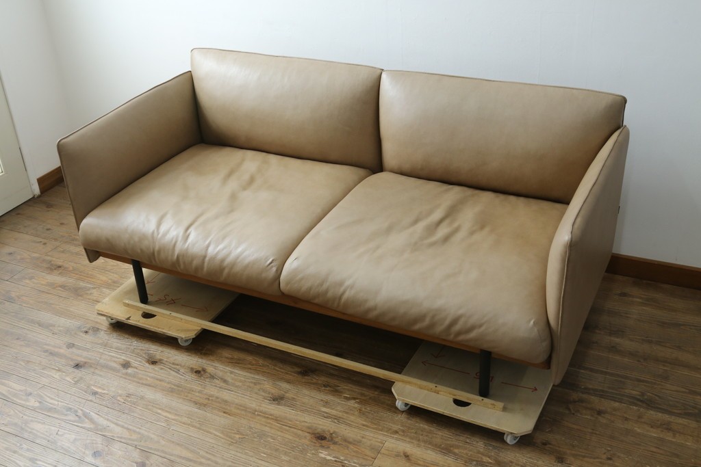 中古　美品!!　ACTUS(アクタス)取り扱い　NATADORA(ナタドラ)　BYRON BAY ソファ　フレームウォールナット　本革　洗練されたデザインが素敵な2.5人掛けソファ　定価約53万円　(R-083008)