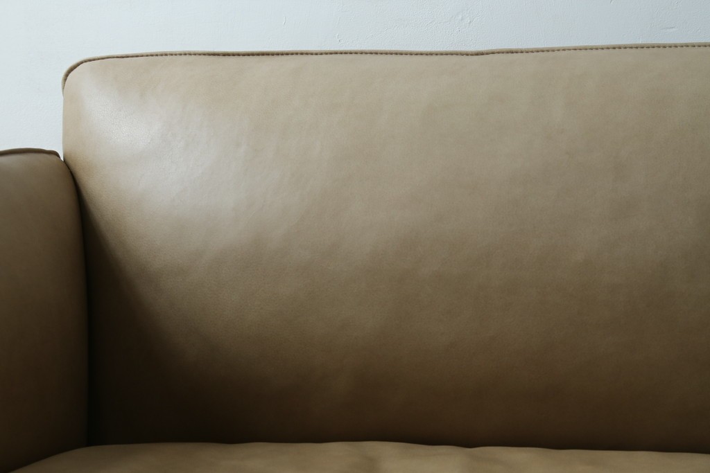 中古　美品!!　ACTUS(アクタス)取り扱い　NATADORA(ナタドラ)　BYRON BAY ソファ　フレームウォールナット　本革　洗練されたデザインが素敵な2.5人掛けソファ　定価約53万円　(R-083008)