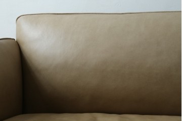 中古　美品!!　ACTUS(アクタス)取り扱い　NATADORA(ナタドラ)　BYRON BAY ソファ　フレームウォールナット　本革　洗練されたデザインが素敵な2.5人掛けソファ　定価約53万円　(R-083008)