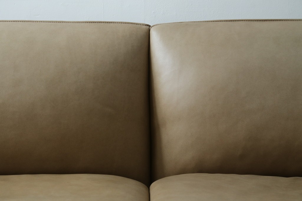 中古　美品!!　ACTUS(アクタス)取り扱い　NATADORA(ナタドラ)　BYRON BAY ソファ　フレームウォールナット　本革　洗練されたデザインが素敵な2.5人掛けソファ　定価約53万円　(R-083008)