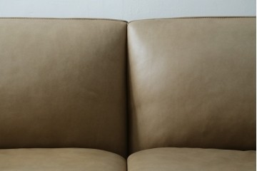 中古　美品!!　ACTUS(アクタス)取り扱い　NATADORA(ナタドラ)　BYRON BAY ソファ　フレームウォールナット　本革　洗練されたデザインが素敵な2.5人掛けソファ　定価約53万円　(R-083008)