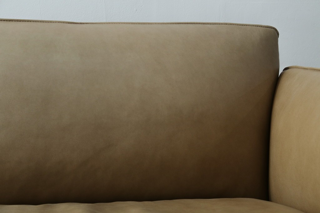 中古　美品!!　ACTUS(アクタス)取り扱い　NATADORA(ナタドラ)　BYRON BAY ソファ　フレームウォールナット　本革　洗練されたデザインが素敵な2.5人掛けソファ　定価約53万円　(R-083008)