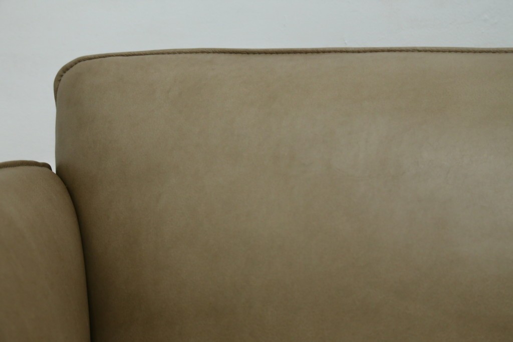 中古　美品!!　ACTUS(アクタス)取り扱い　NATADORA(ナタドラ)　BYRON BAY ソファ　フレームウォールナット　本革　洗練されたデザインが素敵な2.5人掛けソファ　定価約53万円　(R-083008)