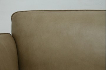 中古　美品!!　ACTUS(アクタス)取り扱い　NATADORA(ナタドラ)　BYRON BAY ソファ　フレームウォールナット　本革　洗練されたデザインが素敵な2.5人掛けソファ　定価約53万円　(R-083008)