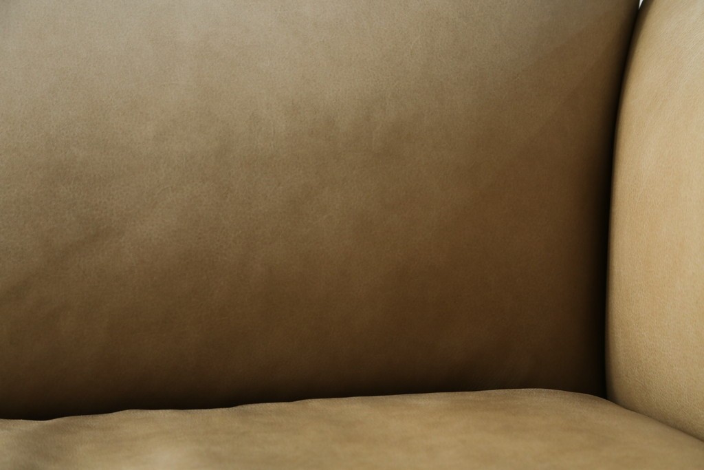 中古　美品!!　ACTUS(アクタス)取り扱い　NATADORA(ナタドラ)　BYRON BAY ソファ　フレームウォールナット　本革　洗練されたデザインが素敵な2.5人掛けソファ　定価約53万円　(R-083008)