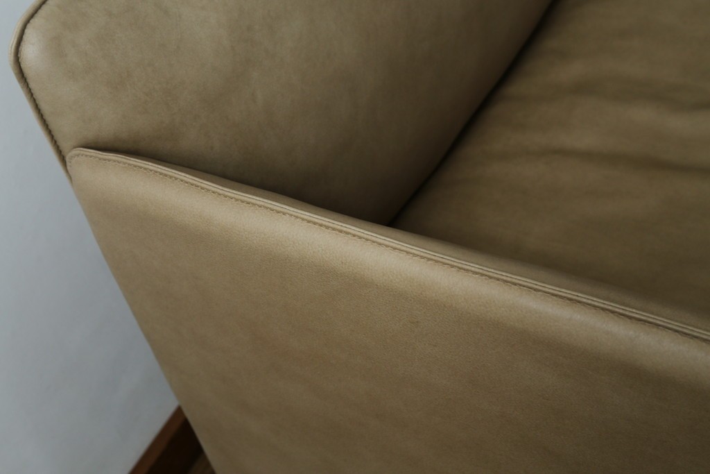 中古　美品!!　ACTUS(アクタス)取り扱い　NATADORA(ナタドラ)　BYRON BAY ソファ　フレームウォールナット　本革　洗練されたデザインが素敵な2.5人掛けソファ　定価約53万円　(R-083008)