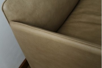 中古　美品!!　ACTUS(アクタス)取り扱い　NATADORA(ナタドラ)　BYRON BAY ソファ　フレームウォールナット　本革　洗練されたデザインが素敵な2.5人掛けソファ　定価約53万円　(R-083008)