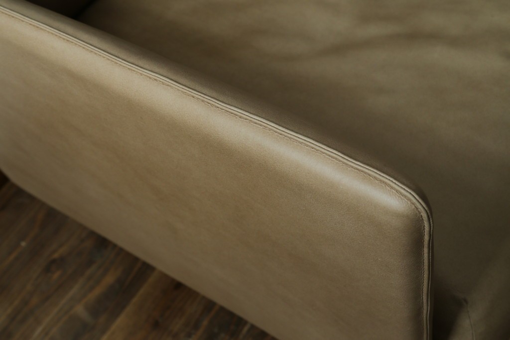 中古　美品!!　ACTUS(アクタス)取り扱い　NATADORA(ナタドラ)　BYRON BAY ソファ　フレームウォールナット　本革　洗練されたデザインが素敵な2.5人掛けソファ　定価約53万円　(R-083008)