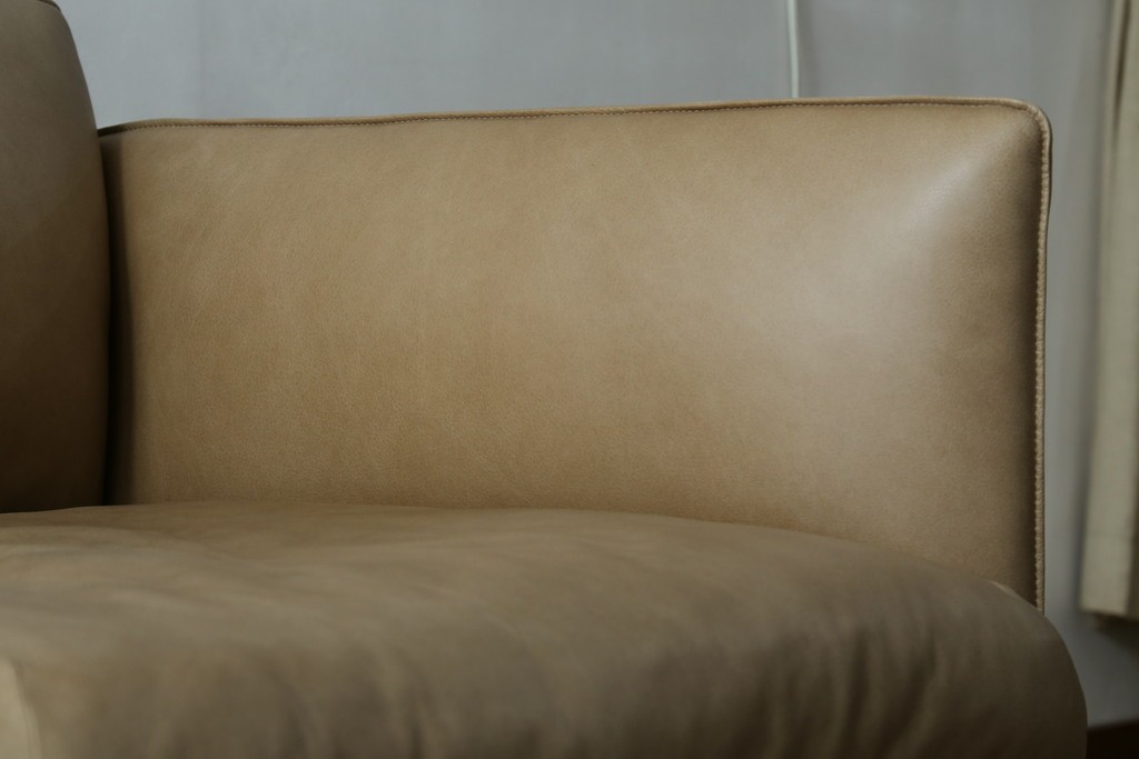 中古　美品!!　ACTUS(アクタス)取り扱い　NATADORA(ナタドラ)　BYRON BAY ソファ　フレームウォールナット　本革　洗練されたデザインが素敵な2.5人掛けソファ　定価約53万円　(R-083008)