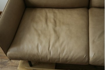 中古　美品!!　ACTUS(アクタス)取り扱い　NATADORA(ナタドラ)　BYRON BAY ソファ　フレームウォールナット　本革　洗練されたデザインが素敵な2.5人掛けソファ　定価約53万円　(R-083008)