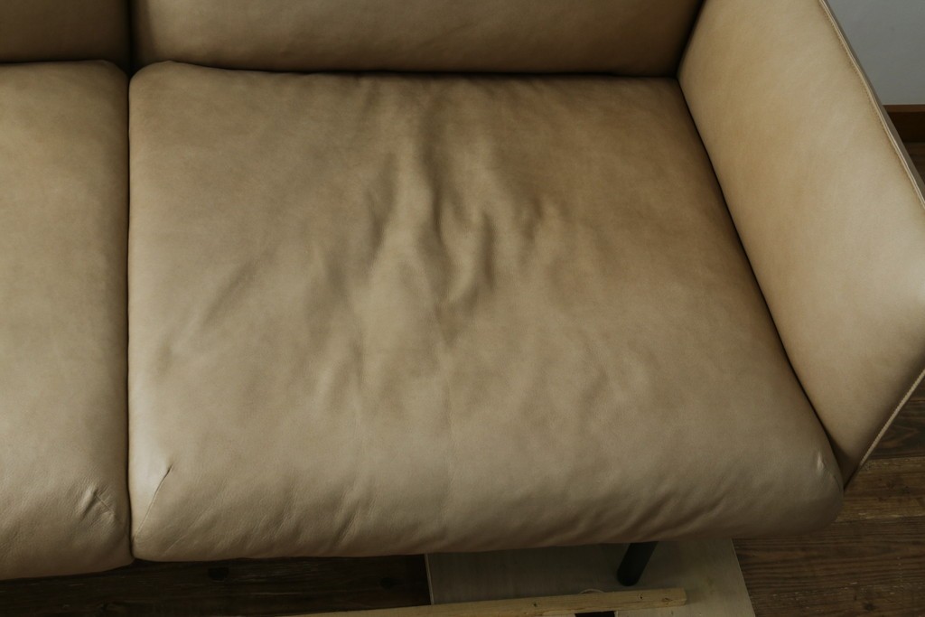 中古　美品!!　ACTUS(アクタス)取り扱い　NATADORA(ナタドラ)　BYRON BAY ソファ　フレームウォールナット　本革　洗練されたデザインが素敵な2.5人掛けソファ　定価約53万円　(R-083008)