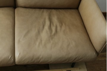 中古　美品!!　ACTUS(アクタス)取り扱い　NATADORA(ナタドラ)　BYRON BAY ソファ　フレームウォールナット　本革　洗練されたデザインが素敵な2.5人掛けソファ　定価約53万円　(R-083008)