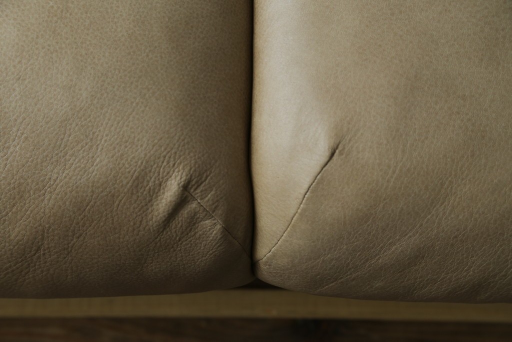 中古　美品!!　ACTUS(アクタス)取り扱い　NATADORA(ナタドラ)　BYRON BAY ソファ　フレームウォールナット　本革　洗練されたデザインが素敵な2.5人掛けソファ　定価約53万円　(R-083008)