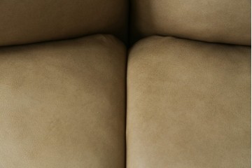 中古　美品!!　ACTUS(アクタス)取り扱い　NATADORA(ナタドラ)　BYRON BAY ソファ　フレームウォールナット　本革　洗練されたデザインが素敵な2.5人掛けソファ　定価約53万円　(R-083008)