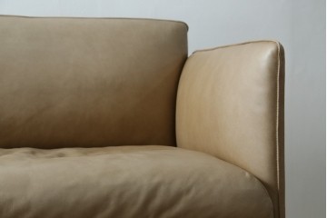 中古　美品!!　ACTUS(アクタス)取り扱い　NATADORA(ナタドラ)　BYRON BAY ソファ　フレームウォールナット　本革　洗練されたデザインが素敵な2.5人掛けソファ　定価約53万円　(R-083008)