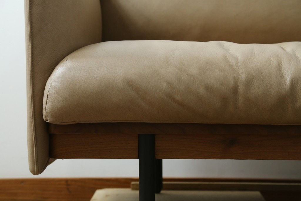 中古　美品!!　ACTUS(アクタス)取り扱い　NATADORA(ナタドラ)　BYRON BAY ソファ　フレームウォールナット　本革　洗練されたデザインが素敵な2.5人掛けソファ　定価約53万円　(R-083008)